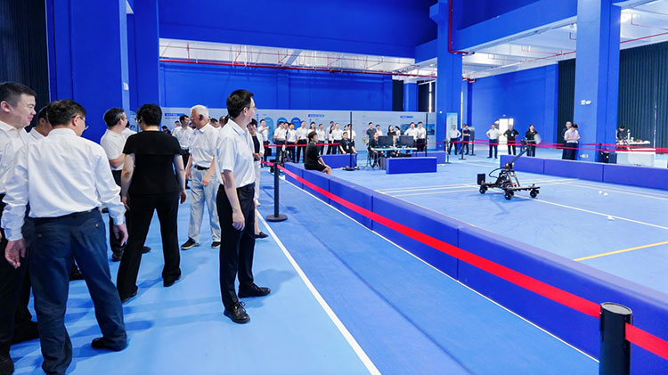 省市级领导携顶尖人才团莅临考察，深度体验羽毛球机器人的前沿成果